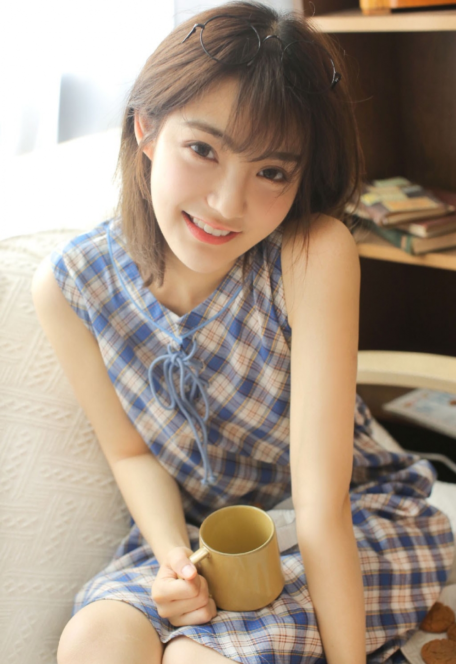 眼镜妹美女粉嫩脸蛋白丝长腿诱惑图片