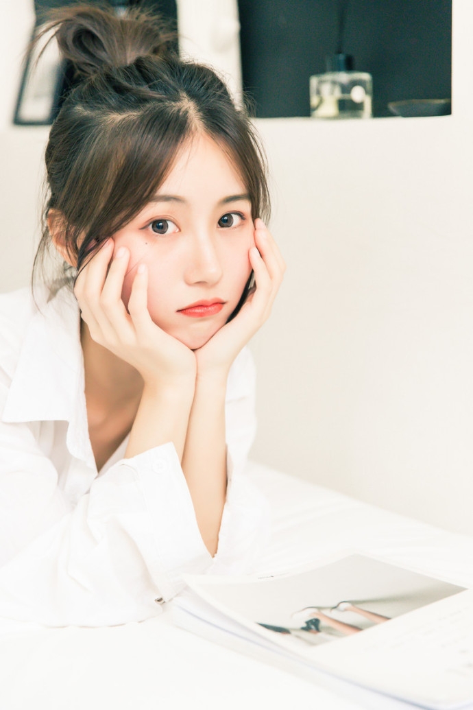 丸子头美女脸蛋白里透红白衬衫运动短裤露白瓷肌肤图片