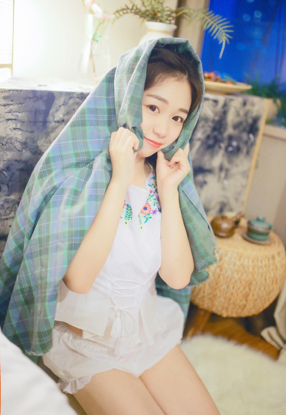 头戴花环美女皮肤水嫩黄色连衣裙露牛奶肌斜眼沉思图片