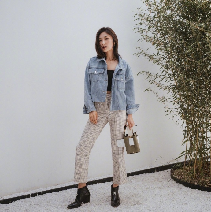 高挑美女高腰裤搭牛仔外套时尚街拍图片