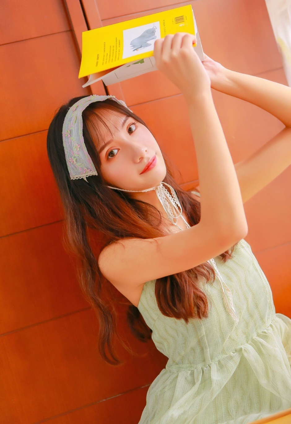 吊带裙美女漂亮脸蛋微卷长发诱人图片