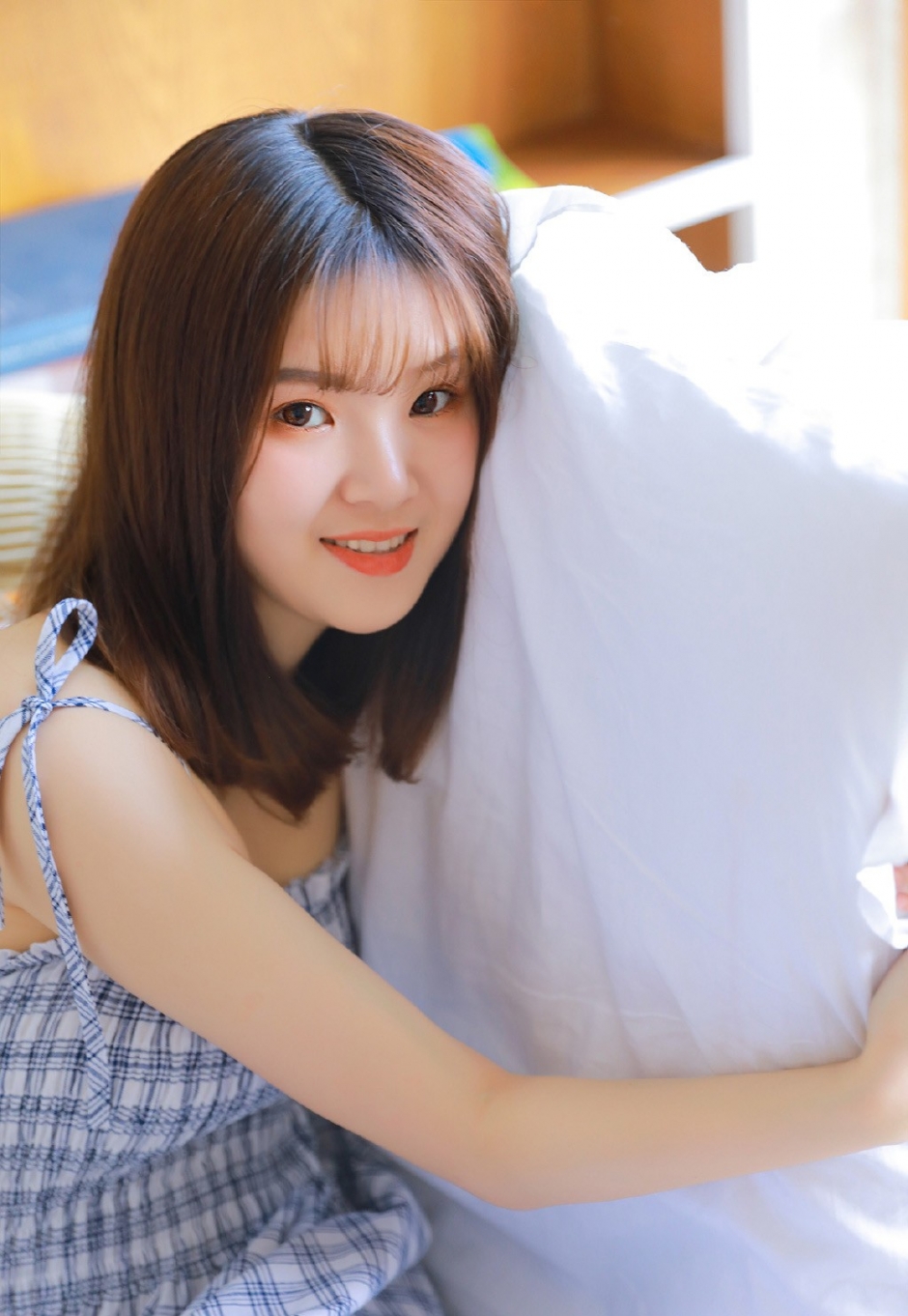 空气刘海邻家小妹妹格纹绑带裙乌黑大眼樱桃小嘴图片