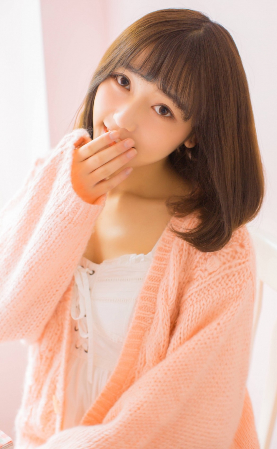 齐肩短发美女标致鹅蛋脸白瓷肌肤吹弹可破歪头大笑图片