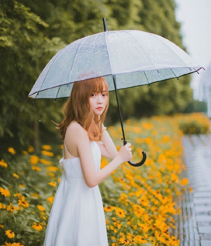 大眼萝莉美女吊带裙秀天鹅颈撑伞图片