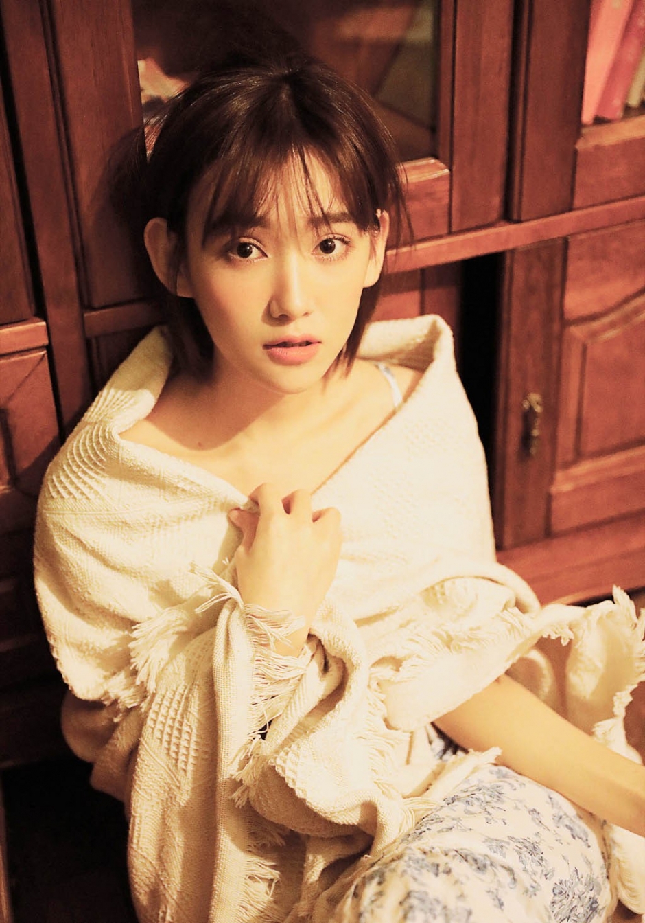 短发美女吊带碎花裙香肩美腿书房图片