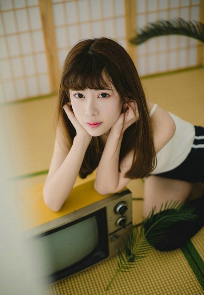 黑袜美腿美女吊带短裤白嫩牛奶肌图片