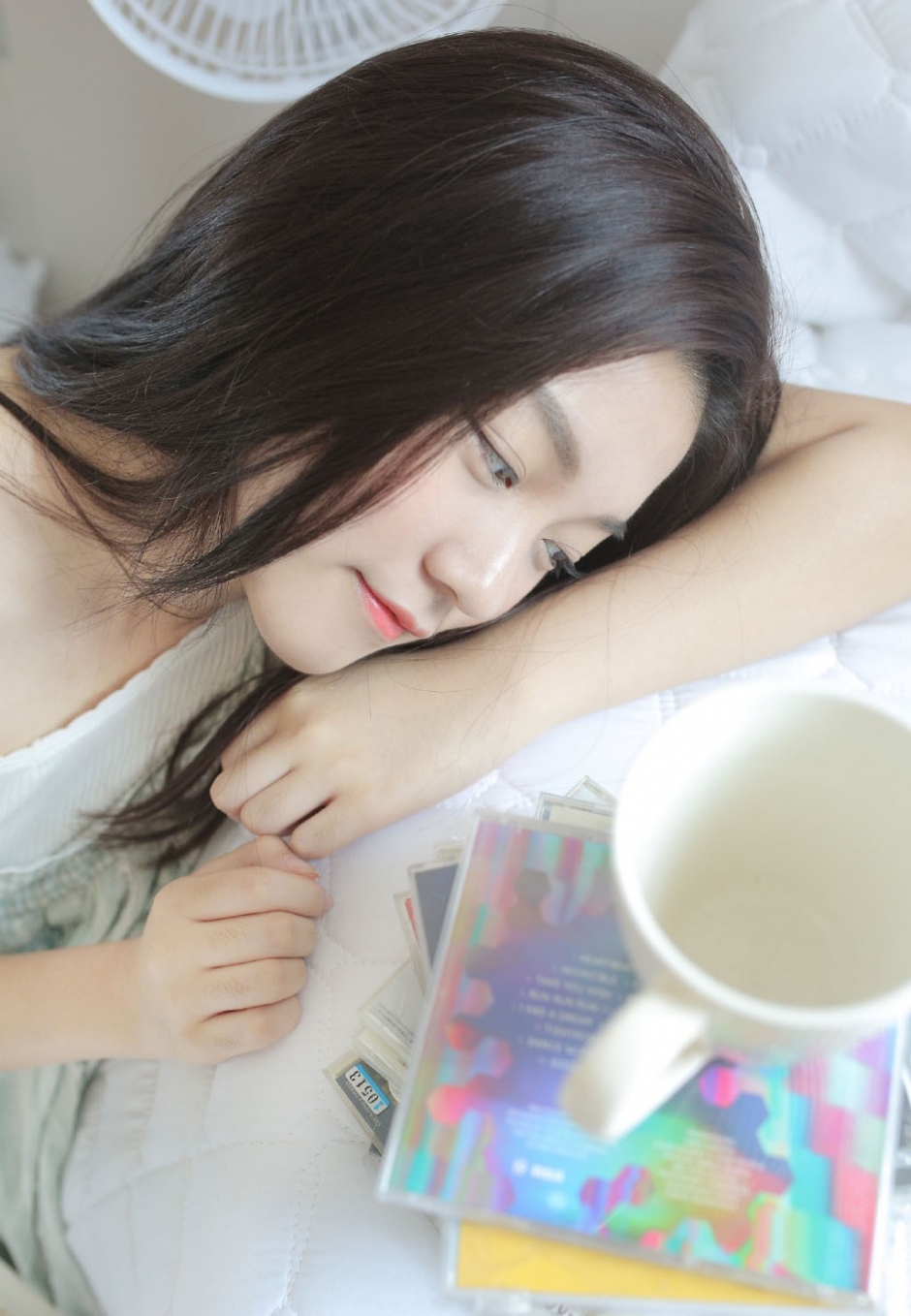 长发美女吊带睡裙半裸香肩白嫩美腿图片