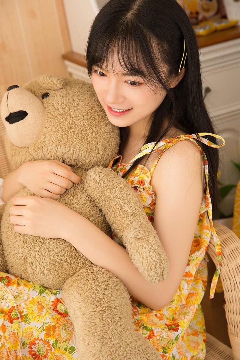 清纯美女吊带裙大秀香肩露齿甜笑图片