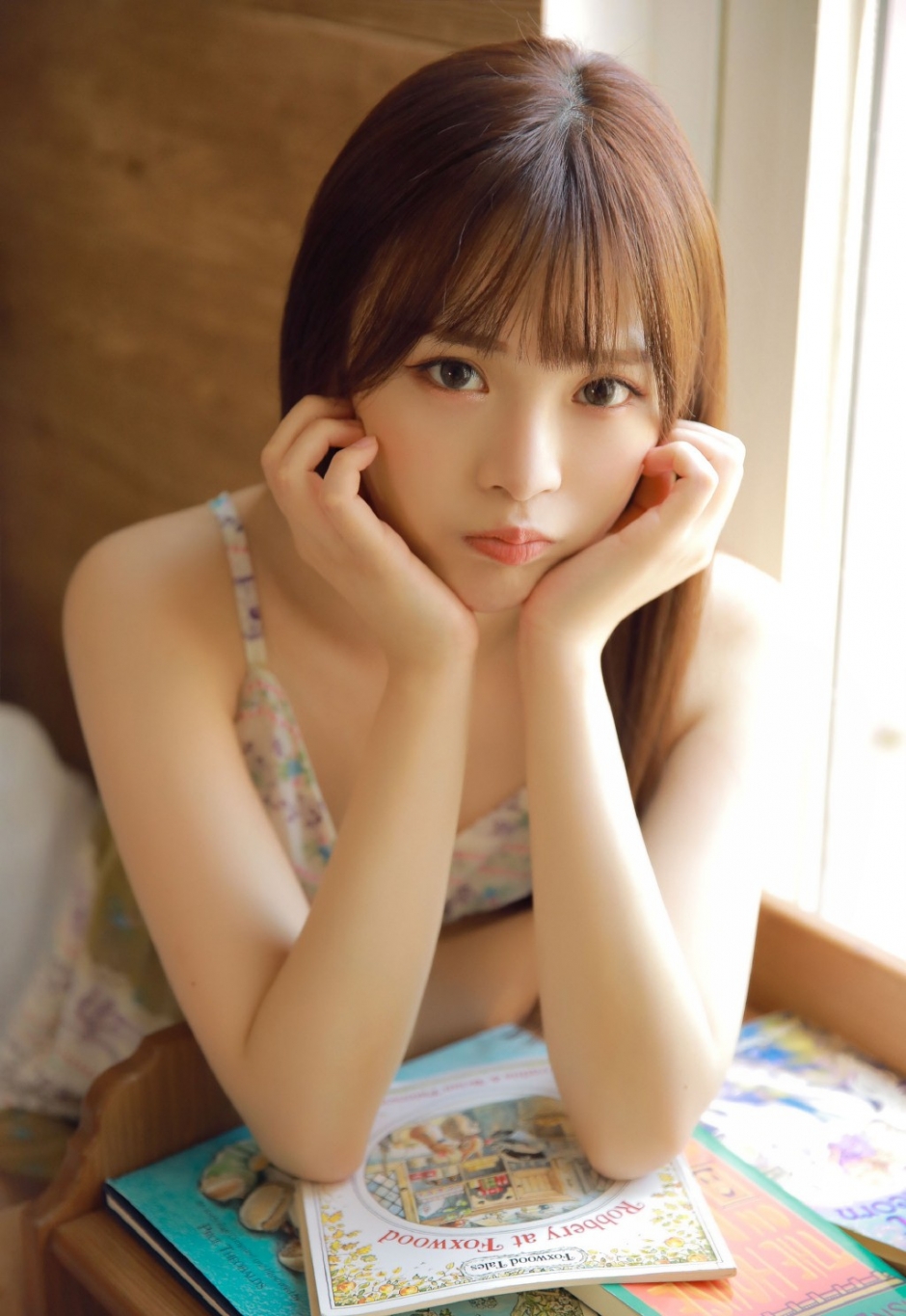 吊带碎花裙美女柔顺长发粉嫩脸蛋图片