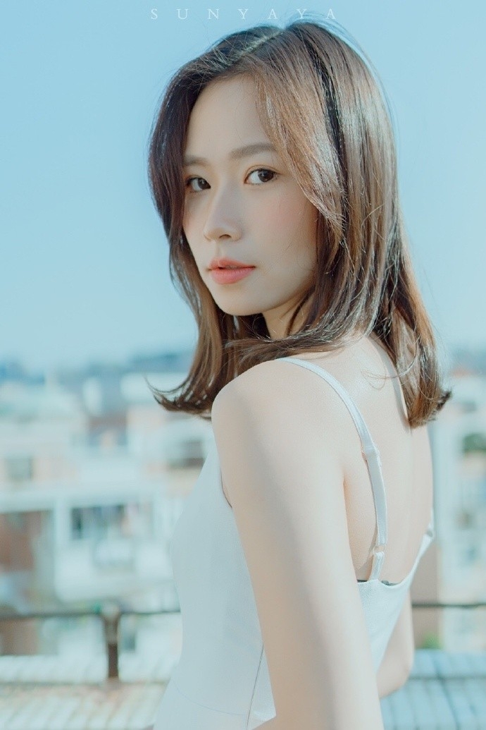 纯白吊带长裙美女鹅蛋脸白里透红身材苗条天台图片