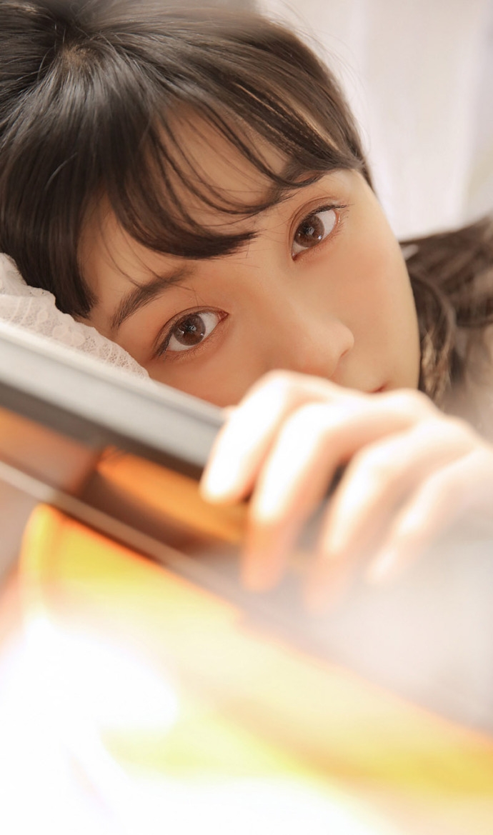 大提琴美女白色长裙黑溜溜大眼白皙脸蛋忧郁气质图片