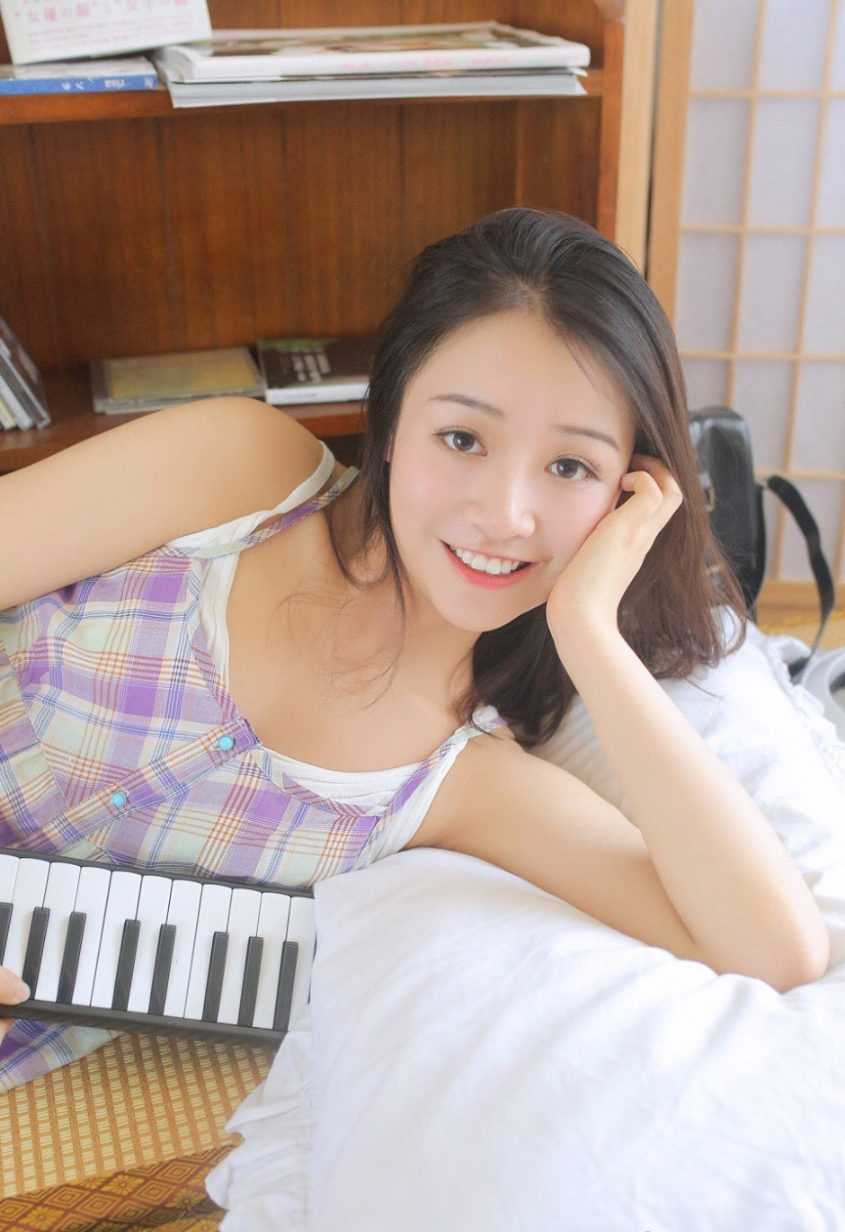 吊带短裙美女光滑牛奶肌露齿甜笑图片