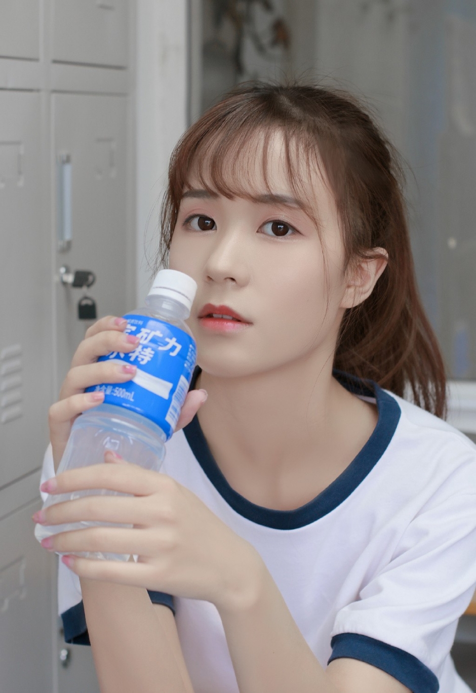 运动服美女纤细身材白丝长腿诱惑图片