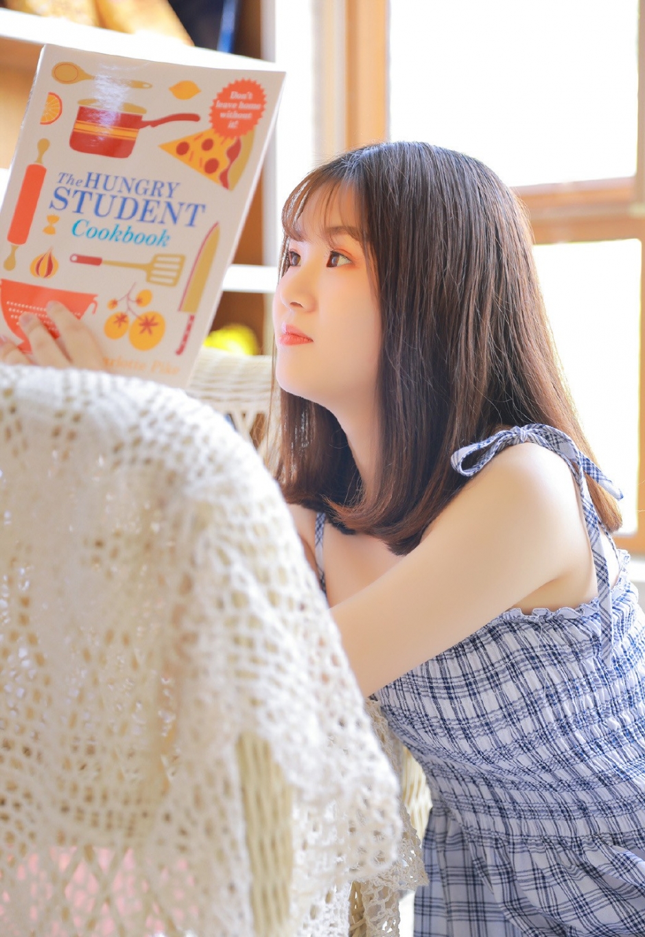 空气刘海邻家小妹妹格纹绑带裙乌黑大眼樱桃小嘴图片