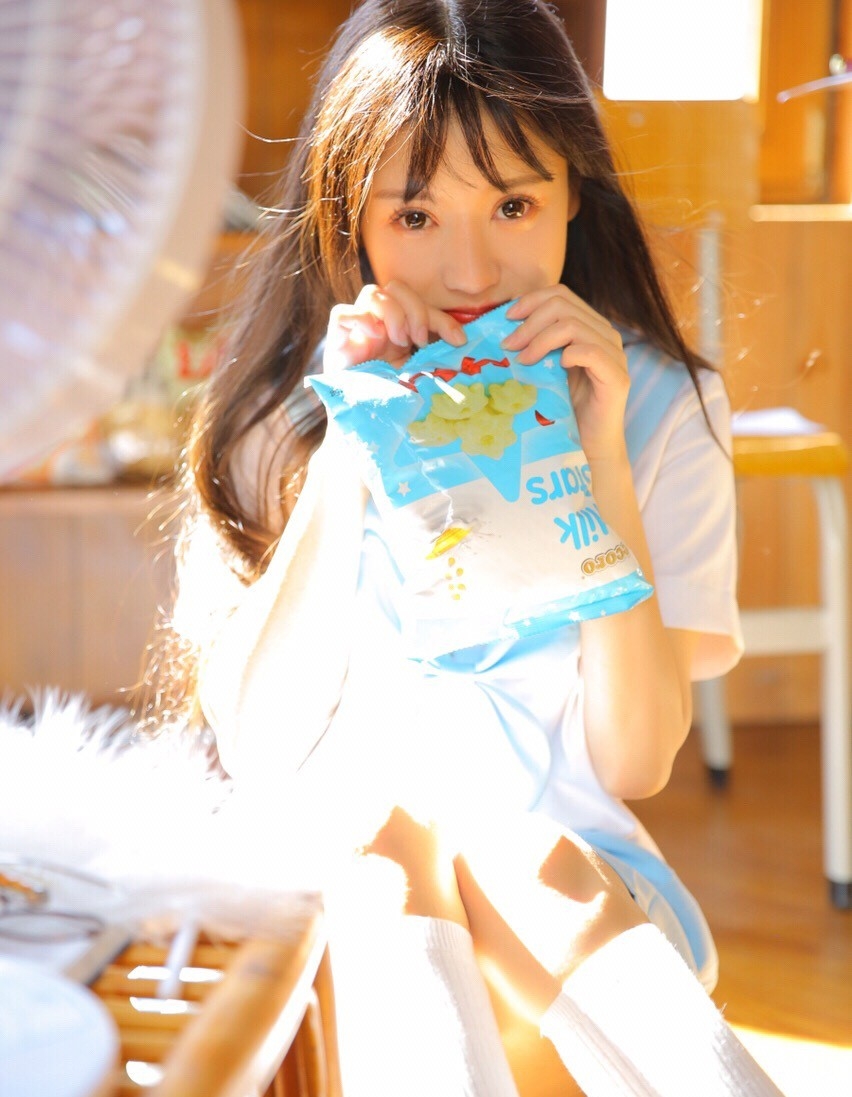 制服美女校花精致娃娃脸长发飘飘图片