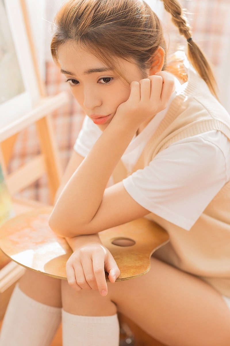 眉眼秀气画室美女白丝小细腿俏皮麻花辫嘟嘴卖萌图片