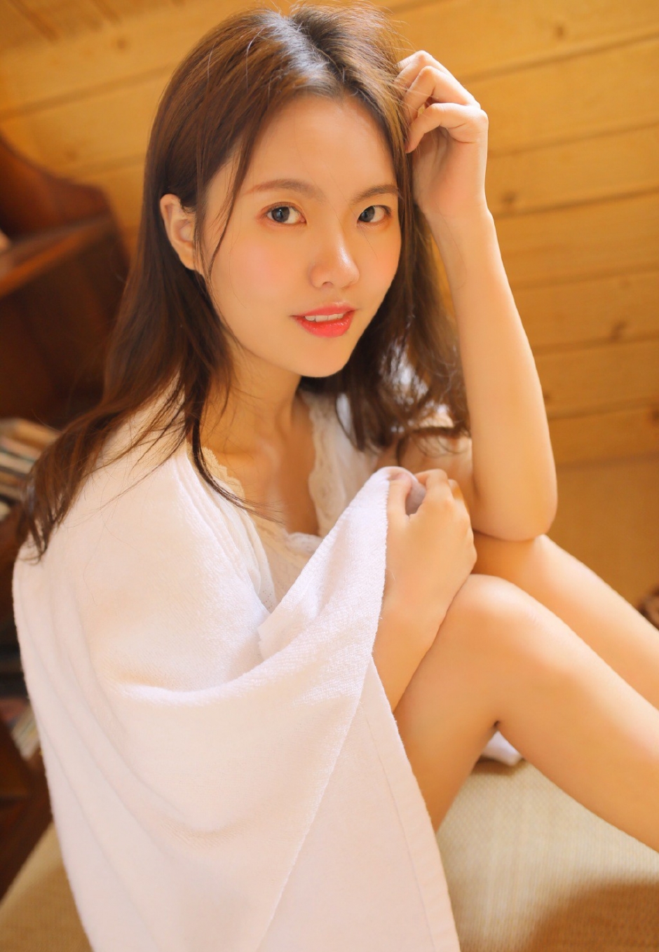 长发美女唇红齿白超短裤长腿诱惑图片