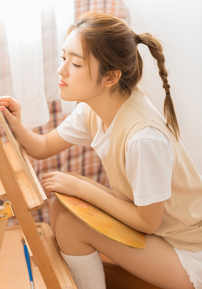 眉眼秀气画室美女白丝小细腿俏皮麻花辫嘟嘴卖萌图片