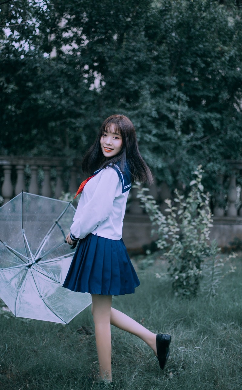 林中撑伞女学生水手制服身姿娇小长发飘飘面色红润图片