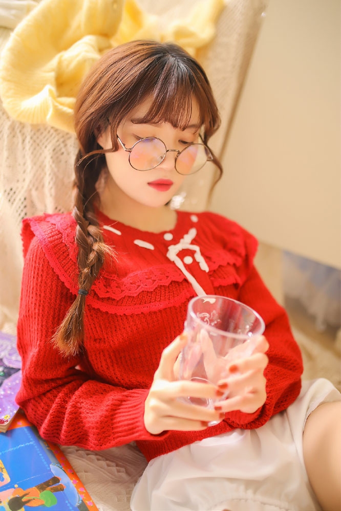 居家美女俏皮麻花辫脸蛋白里透红图片