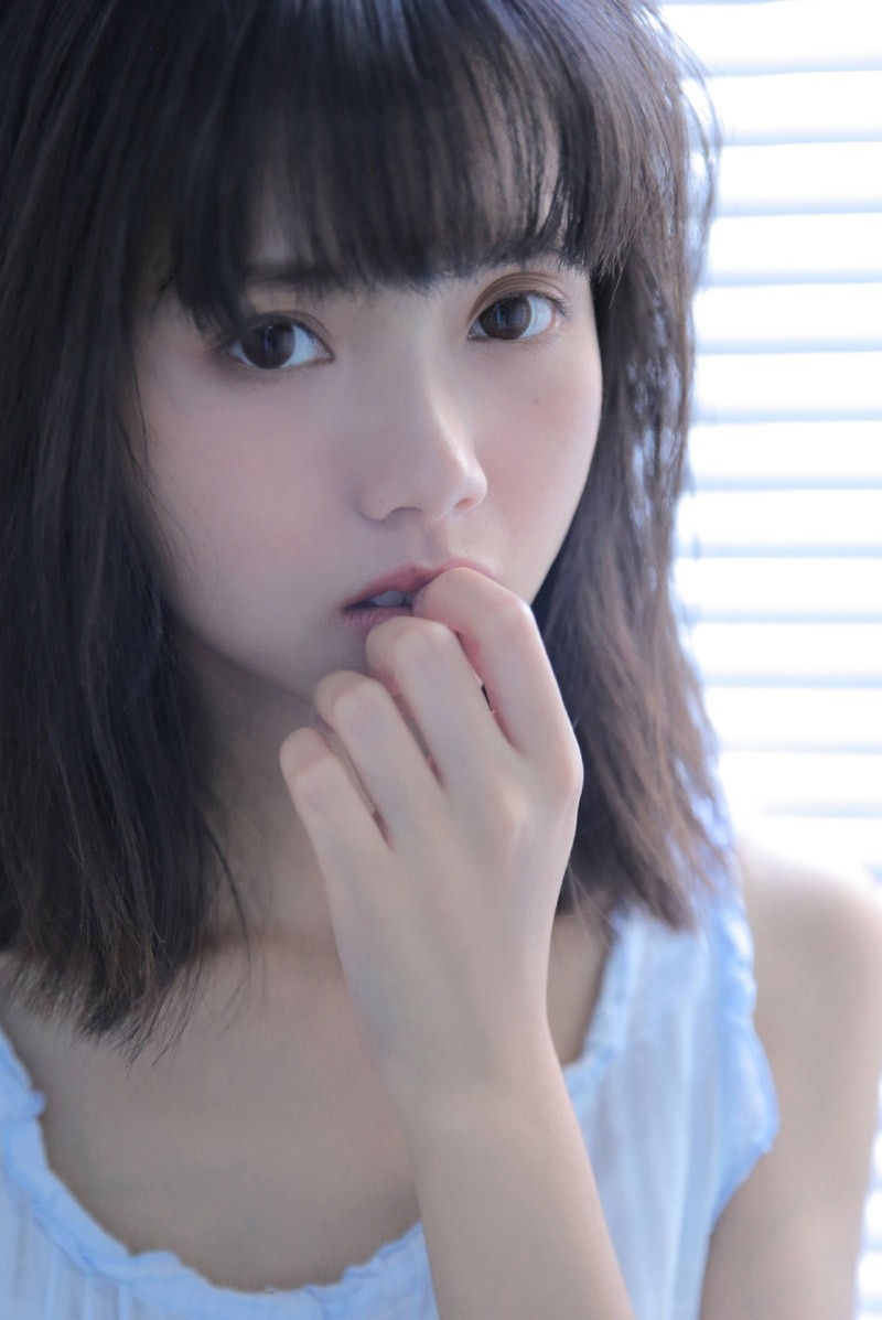 90后小清新美女无袖连衣裙五官小巧侧颜精致浴室图片