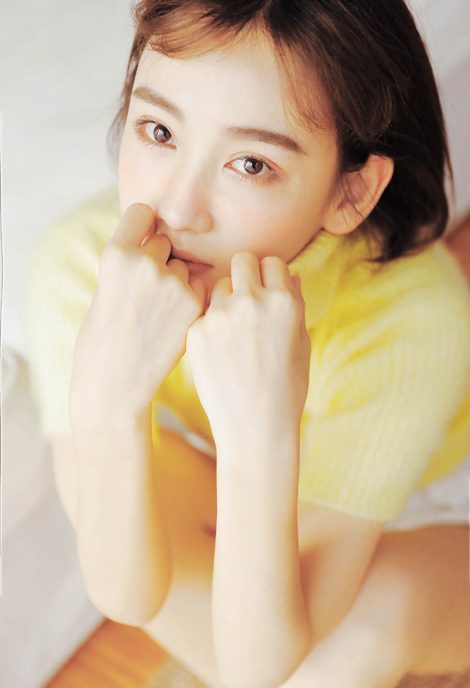 漂亮脸蛋美女超短裤露白嫩美腿居家图片