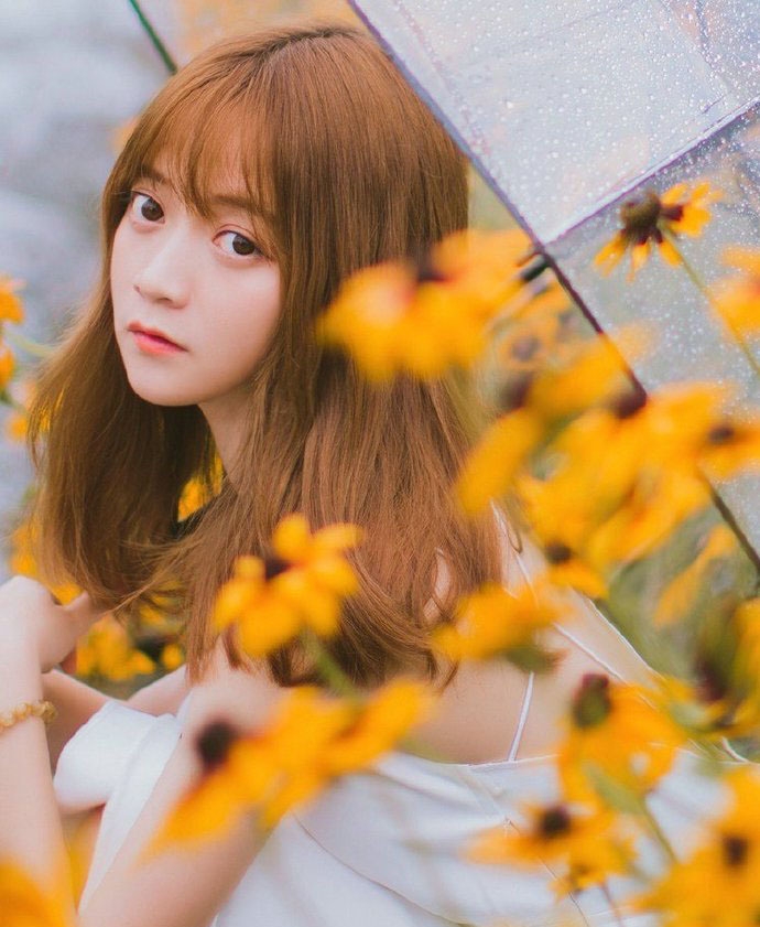 大眼萝莉美女吊带裙秀天鹅颈撑伞图片