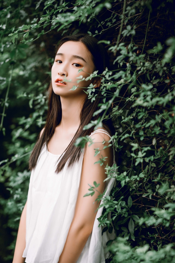 牛仔裤美女吊带衫露白嫩天鹅颈头戴编织帽露齿甜笑图片