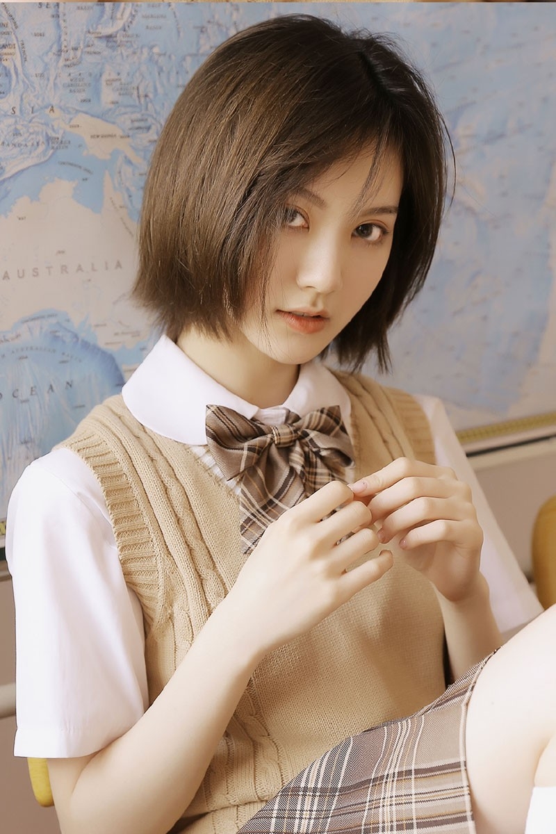 高冷学生妹清秀脸蛋学院风制服嘴唇微张眼神清冷图片