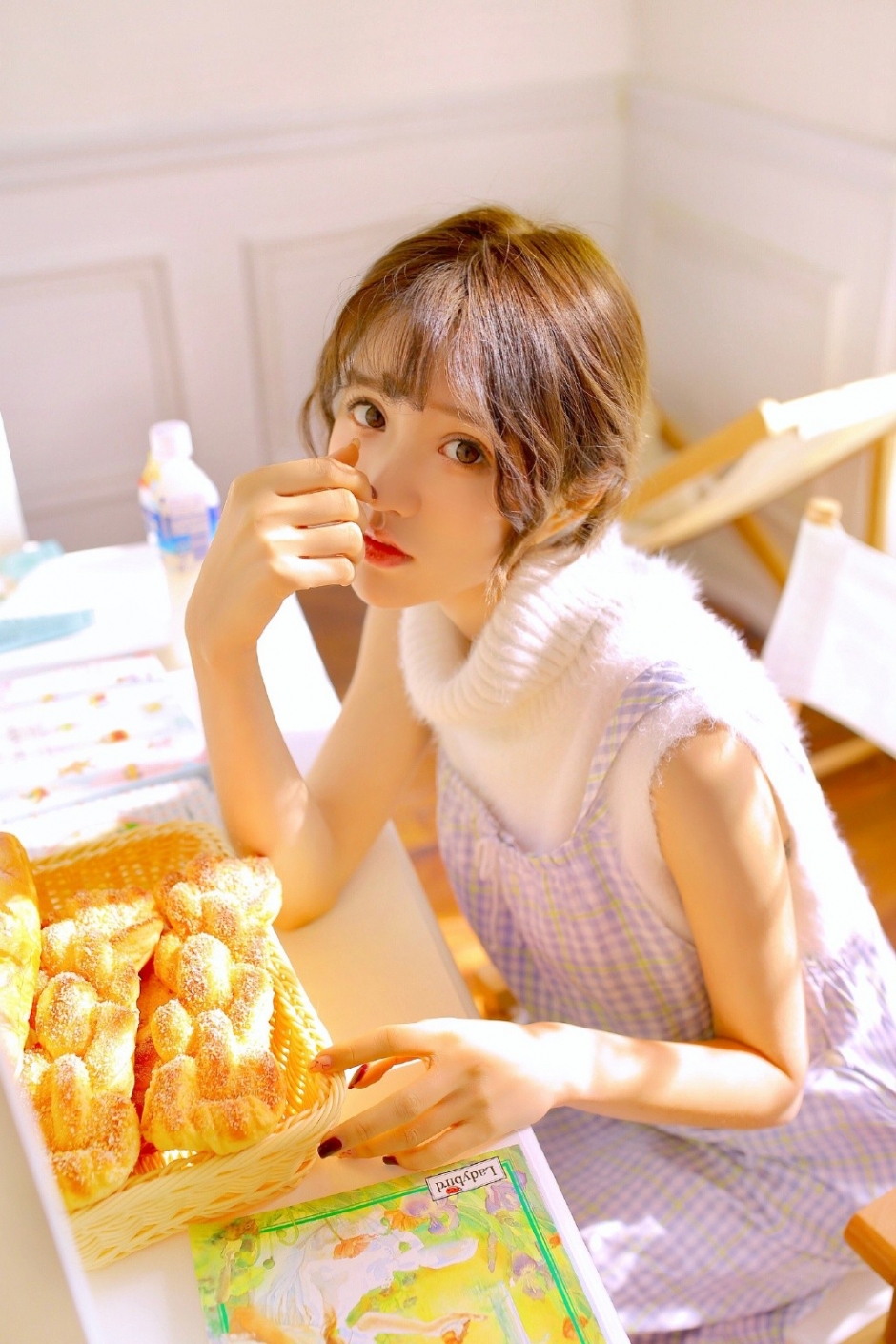 蓬松直刘海美女黑溜溜瞳孔樱桃小红唇满脸胶原蛋白图片