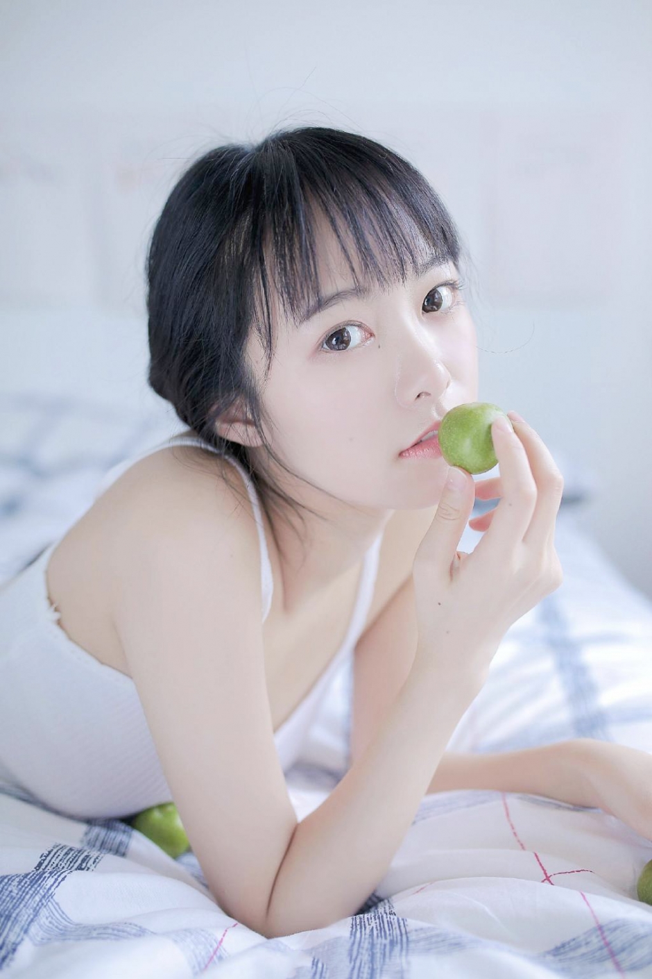 低扎马尾辫小清新美女皮肤细腻毛孔零瑕疵眼神清澈图片