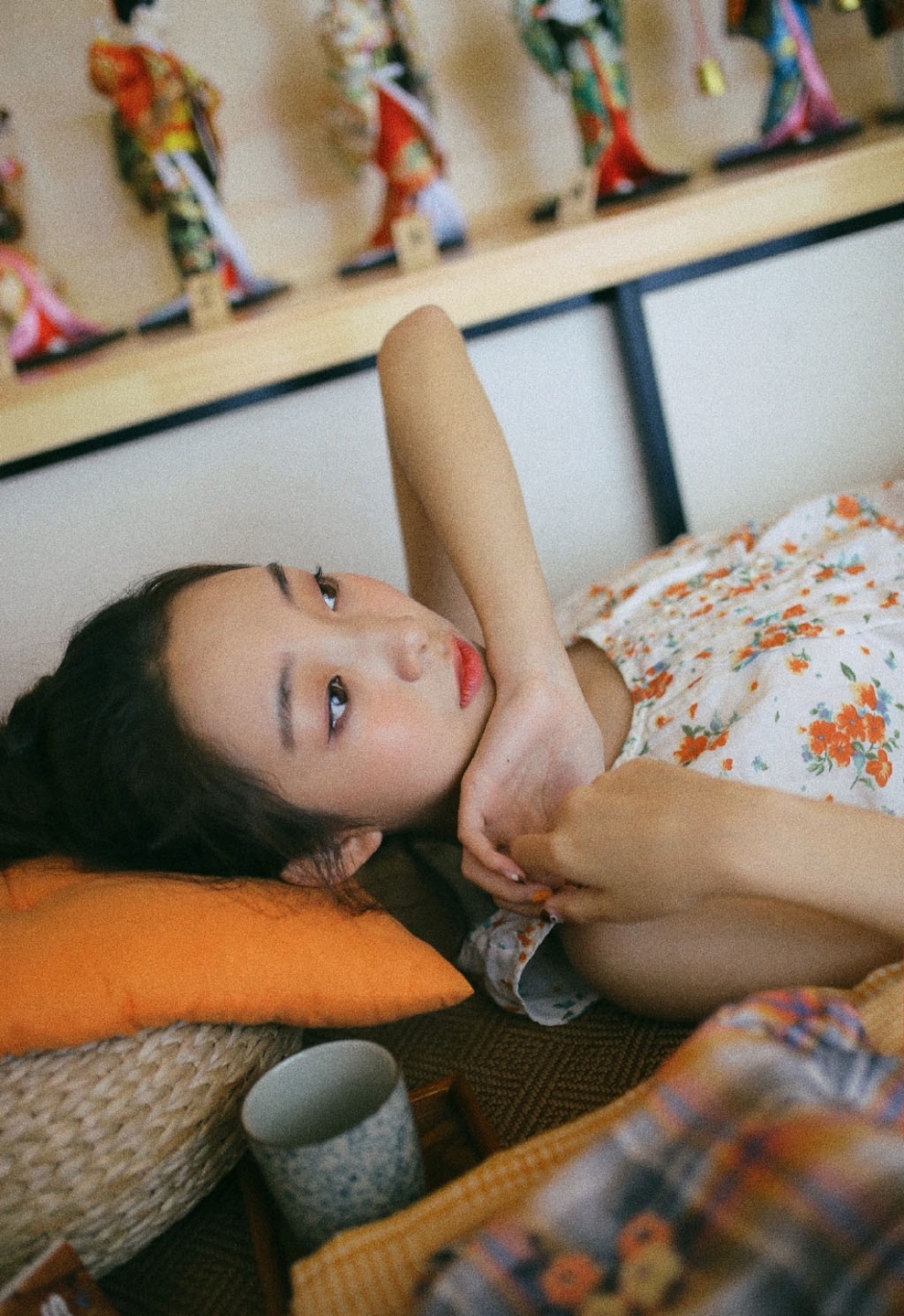 丸子头美女露齿甜笑姿态撩人居家图片