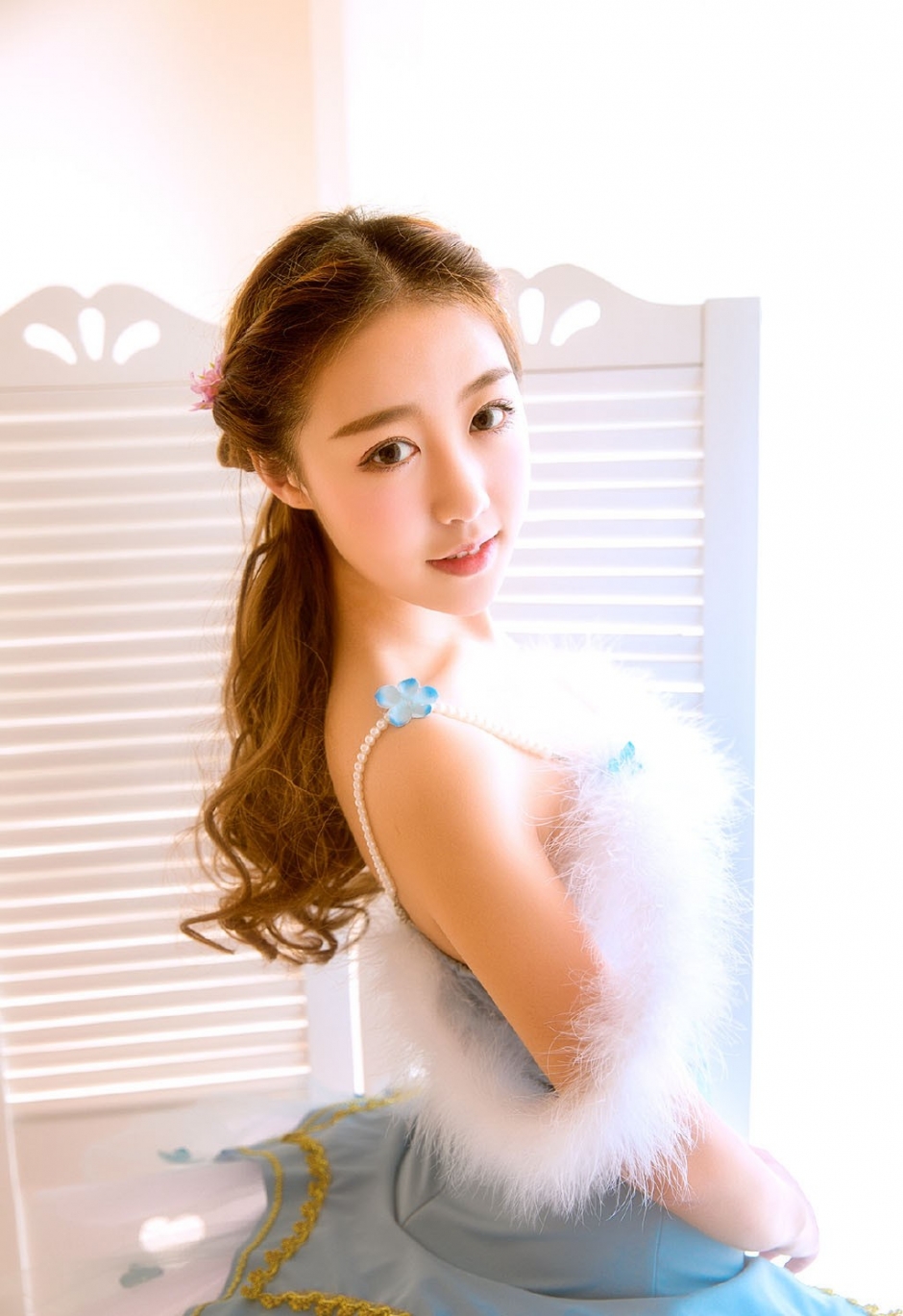 睫毛弯弯美女脸蛋白里透红蓬蓬裙露娇嫩牛奶肌图片