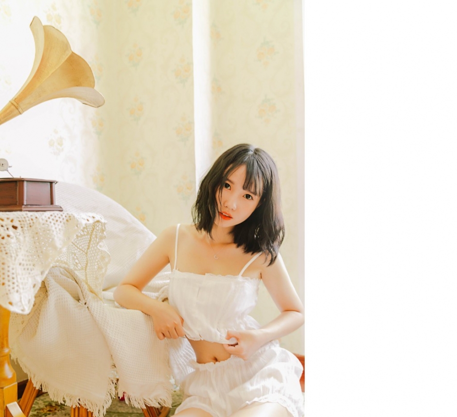 白丝长腿包子脸美女微卷短发吊带超短裤露白嫩瓷肌图片