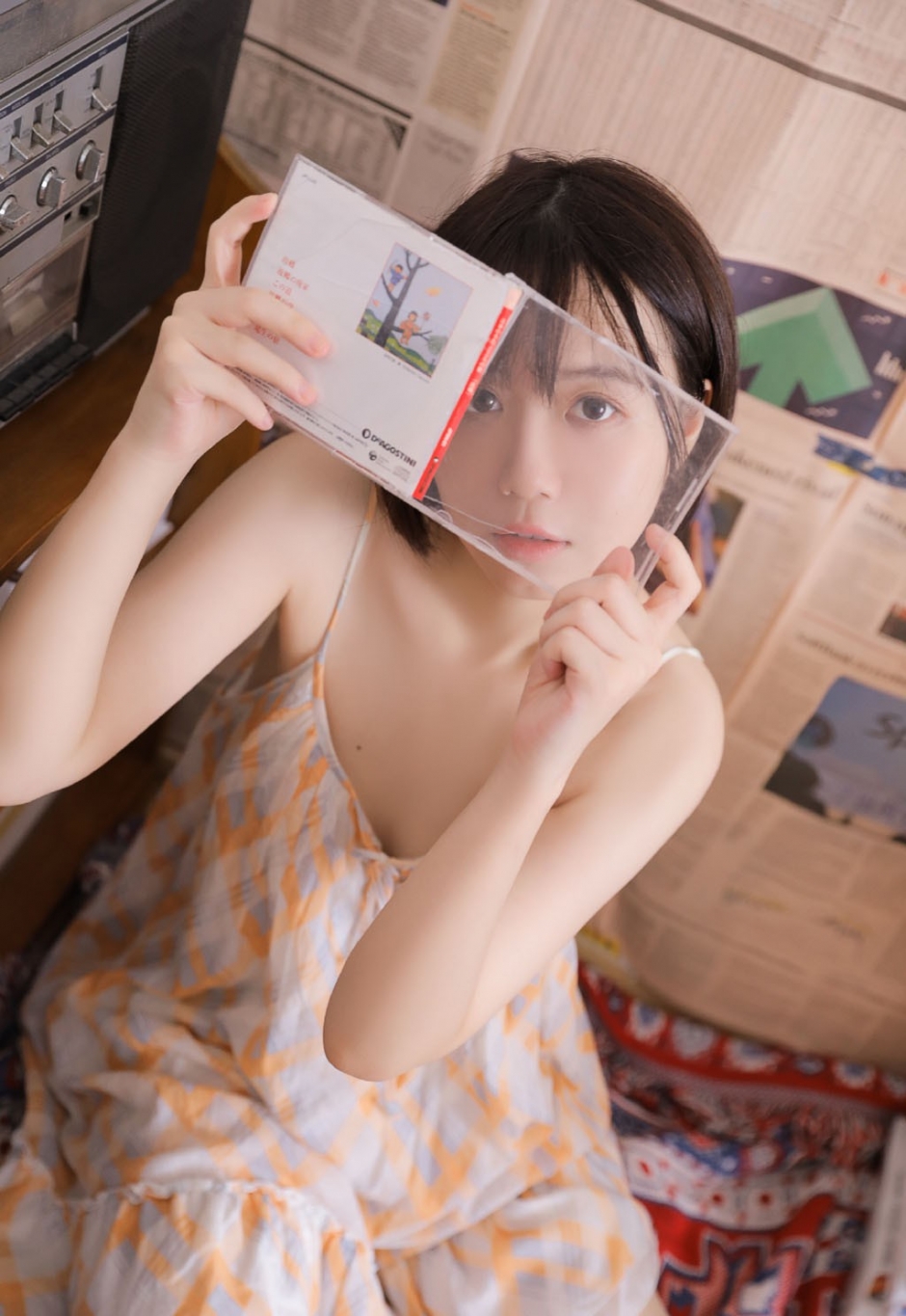 元气美女清爽短发吊带裙秀香肩锁骨调皮搞怪图片