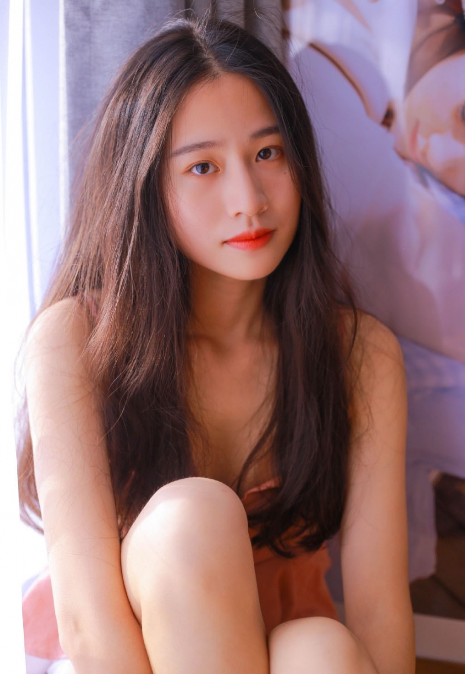 粉嫩美女吊带短裤白皙香肩美腿诱惑图片