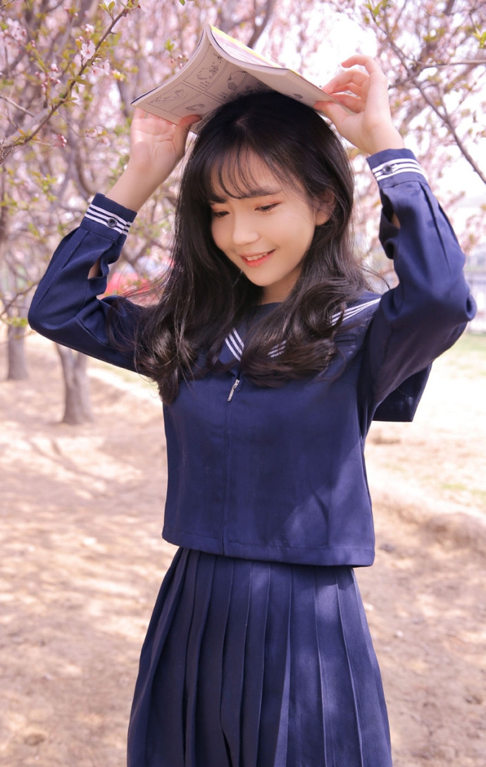 水手制服美女校花唇红齿白靓丽脸蛋图片