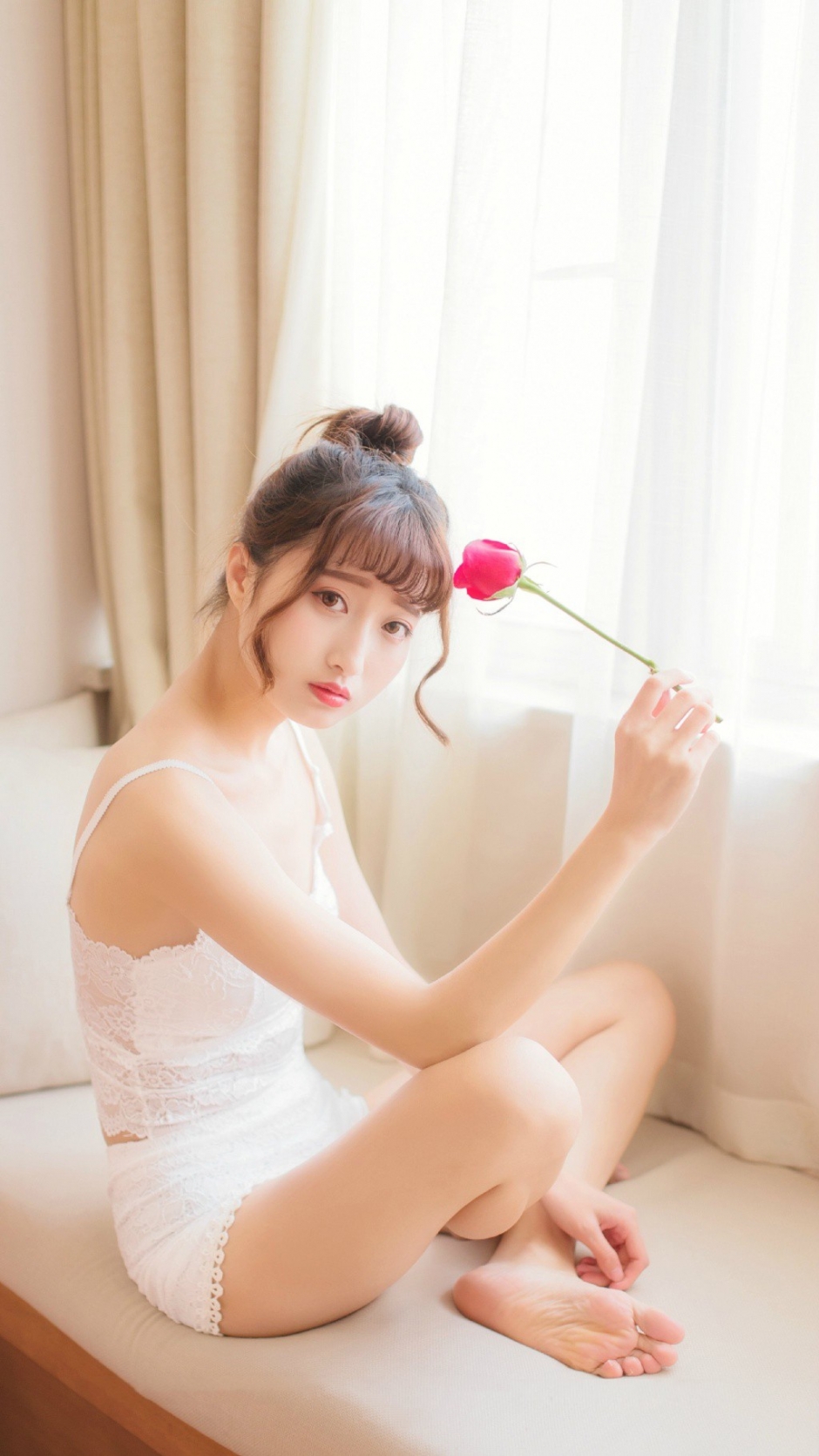 丸子头美女吊带超短裙露香肩美腿图片