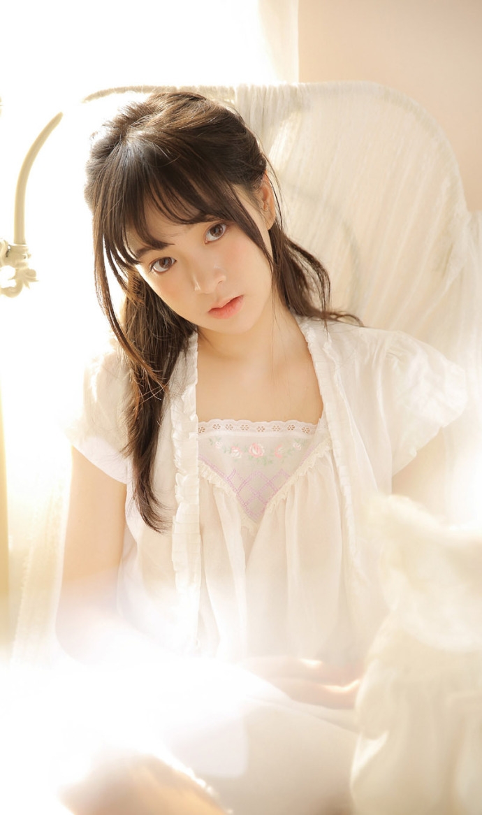 大提琴美女白色长裙黑溜溜大眼白皙脸蛋忧郁气质图片