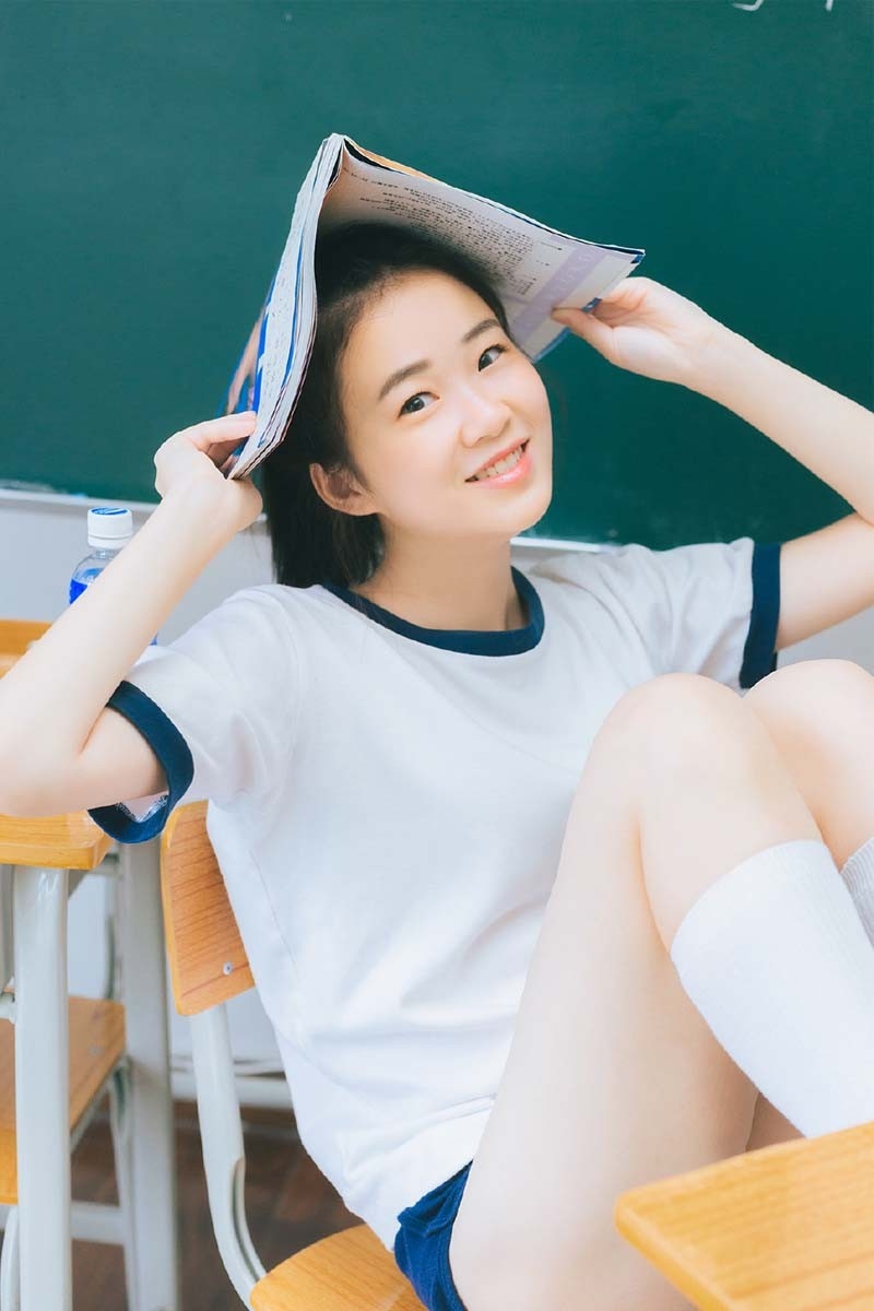 马尾美女校花运动服白丝长腿教室图片