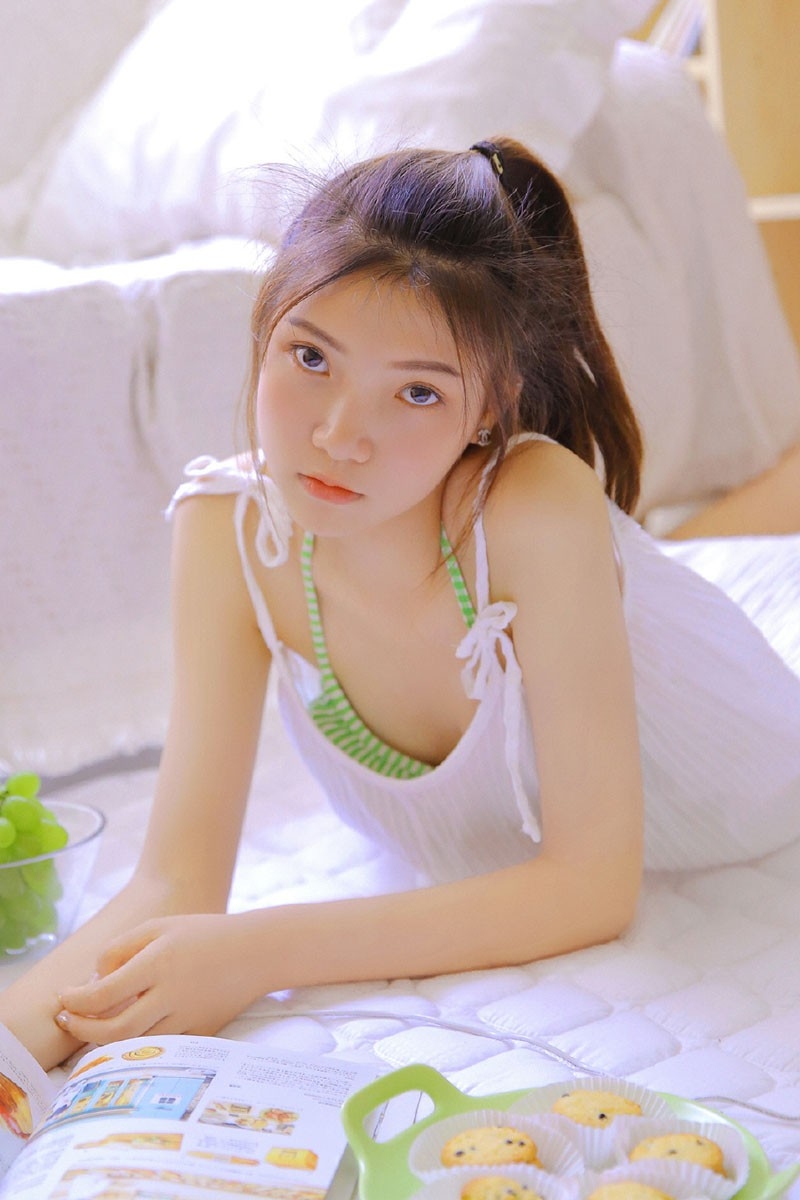 吊带美女高束马尾大秀白嫩天鹅颈图片