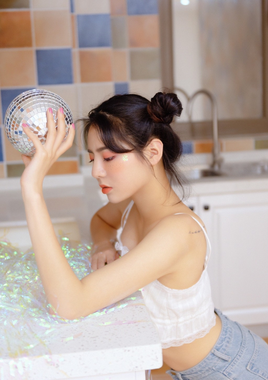 牛仔裤美少女吊带衫露马甲线新潮雀斑妆可爱哪咤头图片