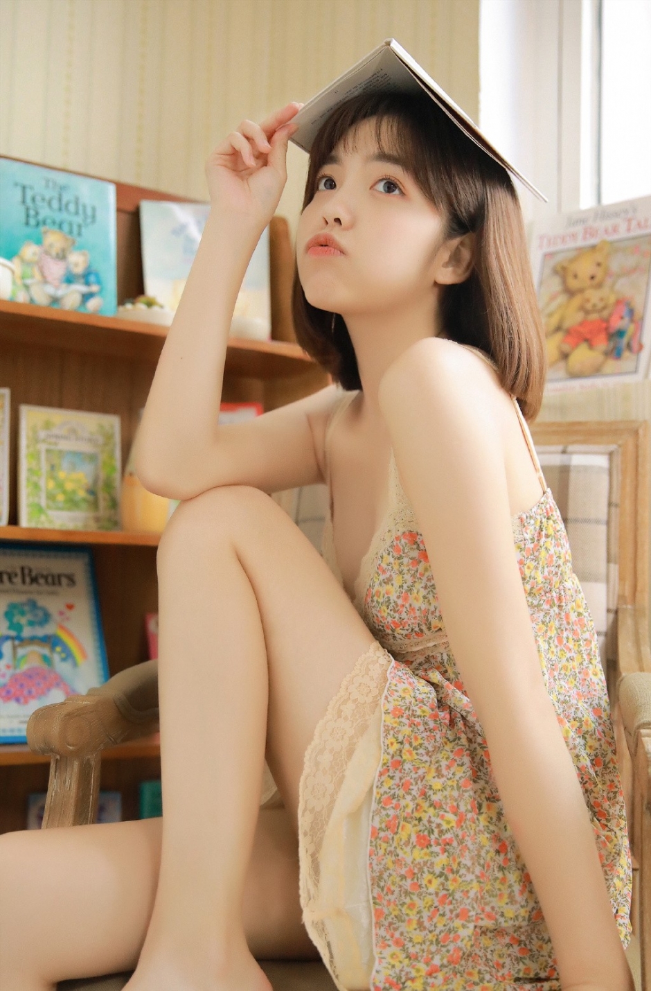 小平胸少女吊带碎花裙秀优美颈部线条歪头直视前方图片