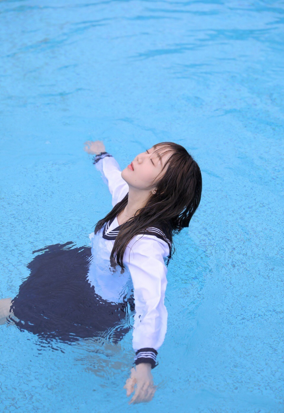小清新制服美女校花泳池湿身诱惑图片
