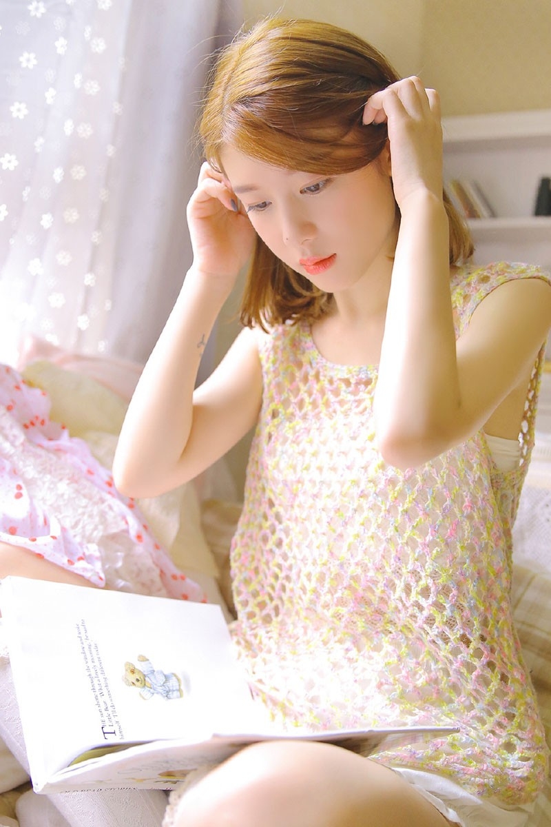 裹胸萌妹子白嫩皮肤诱人白丝长腿图片