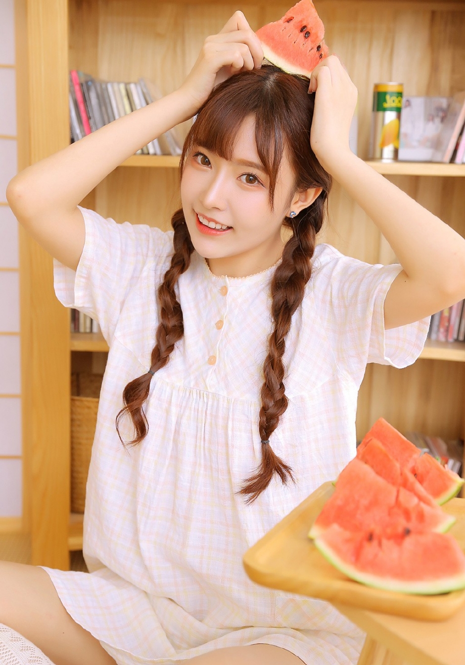 白丝长腿美女俏皮麻花辫眨眼卖萌抿嘴甜笑吃西瓜图片