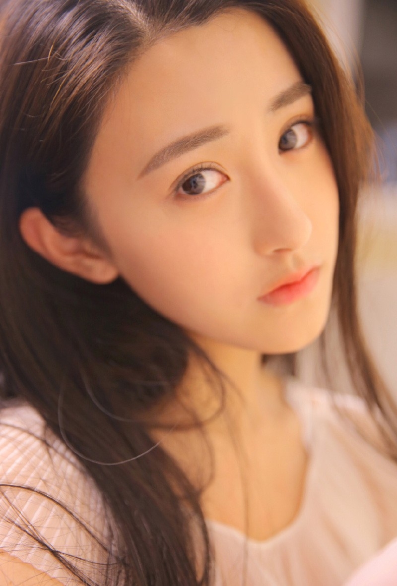 薄嘴唇杏仁眼氧气美女柔顺直发零瑕疵毛孔皮肤细腻图片