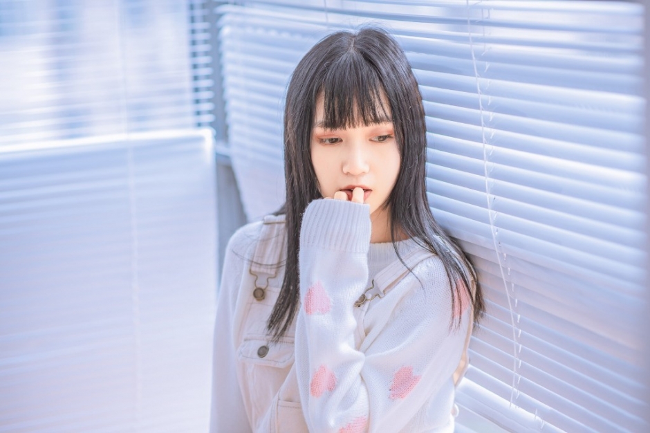 大眼睛美女长发披肩气质清纯私房图片