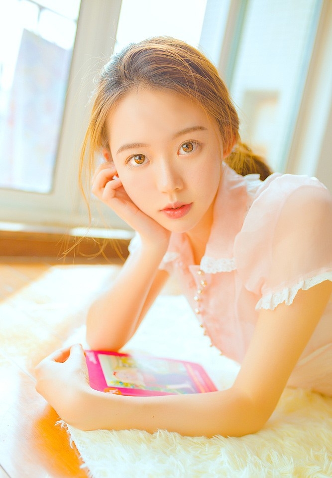 粉色雪纺裙古典美女标致瓜子脸白瓷肌肤吹弹可破图片