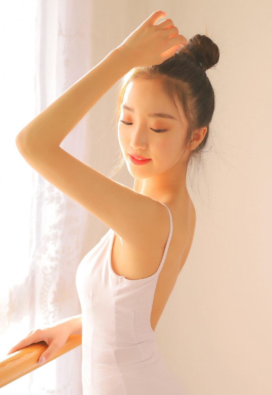 芭蕾舞美女气色红润俏皮丸子头秀光滑裸背翩翩起舞图片